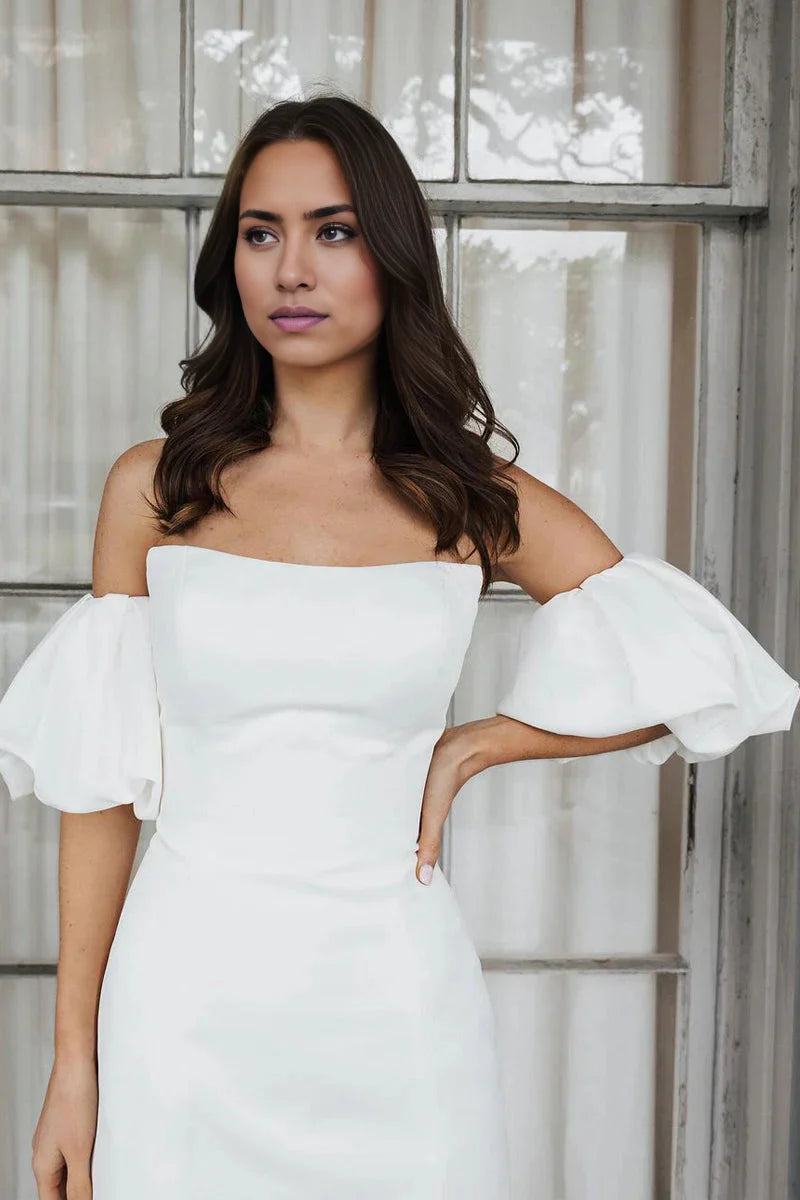 Vestido de novia corto de satén sin tirantes y con hombros descubiertos